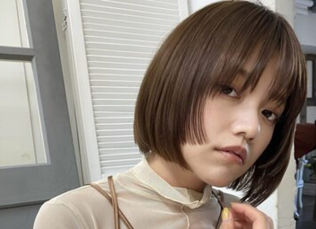 ボブヘアーの女性モデル